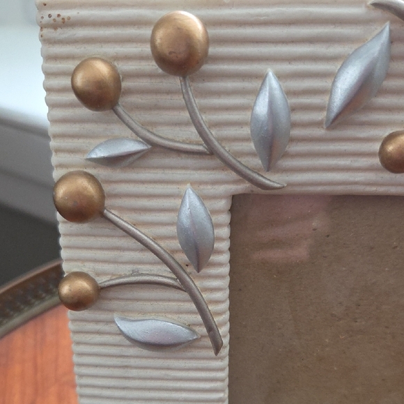 Elegant Cream and Gold Photo Frame - Picture 2 of 9